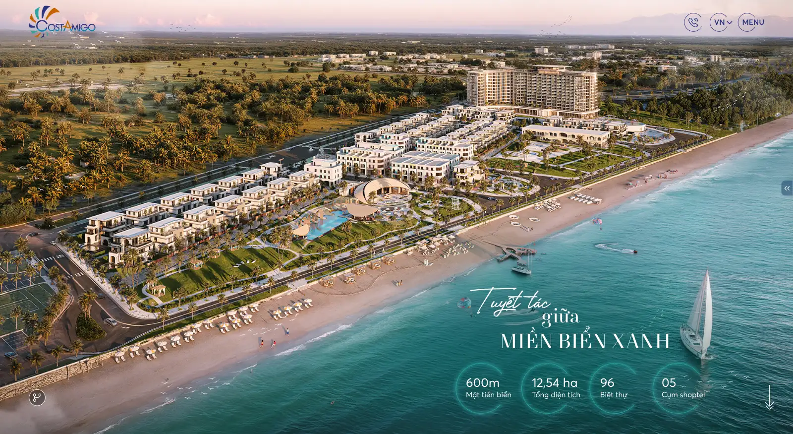 Trình bày các thông số quy mô quan trọng của dự án Costamigo Phan Thiết (600m mặt tiền biển, 12.54ha, 96 biệt thự, 5 shoptel) minh họa trực quan trên hình nền flycam.