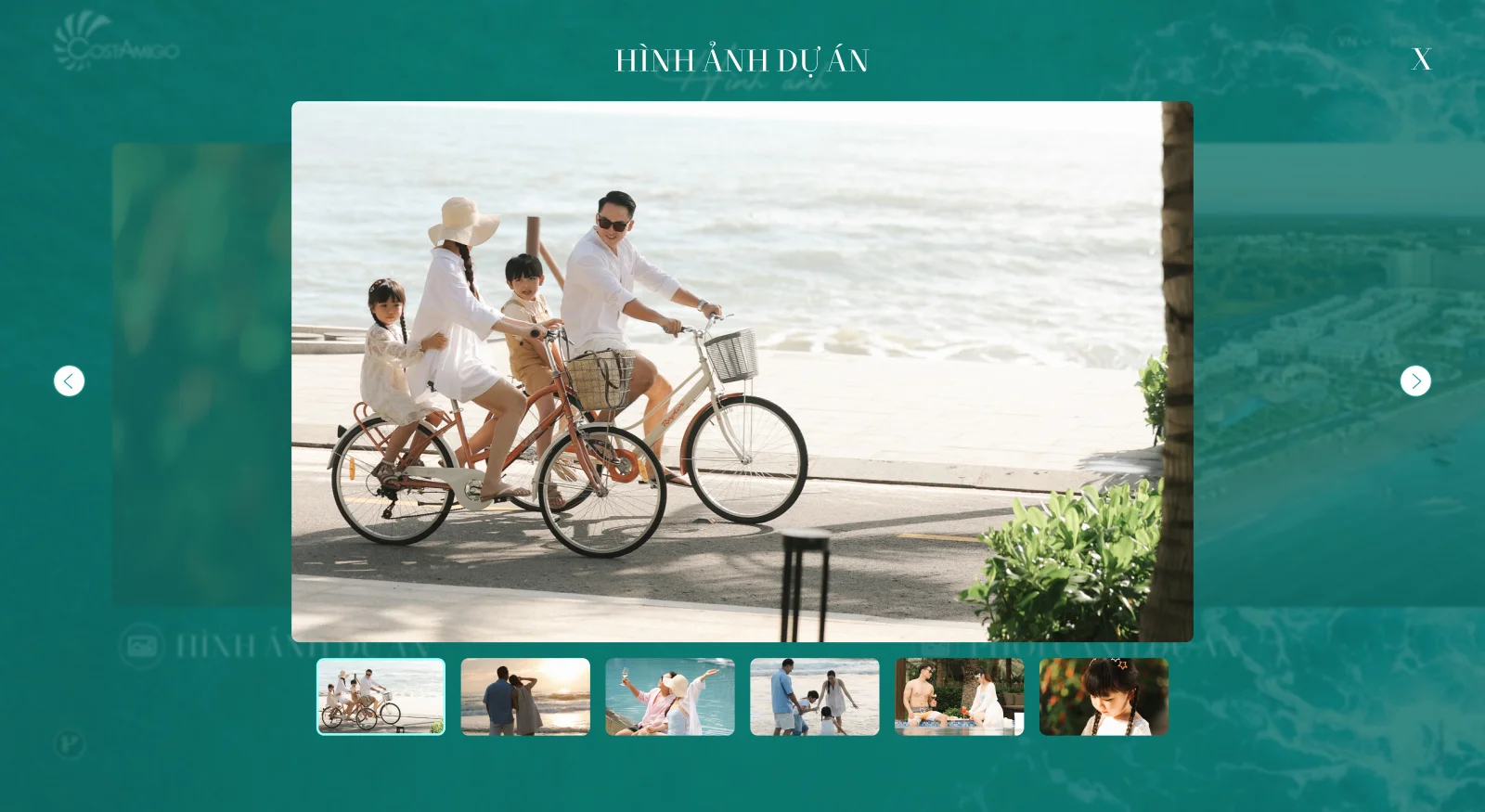 Tính năng xem trước hình ảnh (Lightbox/Carousel) mượt mà trên website dự án nghỉ dưỡng Costamigo, hiển thị hình ảnh gia đình đạp xe ven biển sắc nét kèm thanh điều hướng tiện lợi.